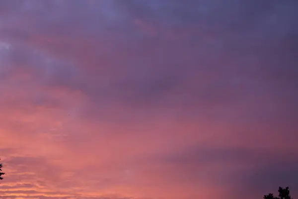 Bellissimo tramonto rosa in estate città nuvole romantiche — Foto Stock