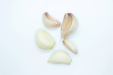 Sarımsak karanfil beyaz bir arka plan üzerinde yer almaktadır.