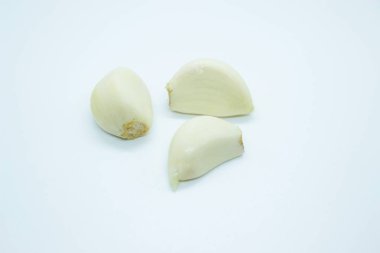 Sarımsak karanfil beyaz bir arka plan üzerinde yer almaktadır.