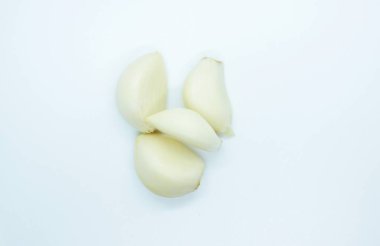 Sarımsak karanfil beyaz bir arka plan üzerinde yer almaktadır.