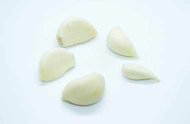 Sarımsak karanfil beyaz bir arka plan üzerinde yer almaktadır.