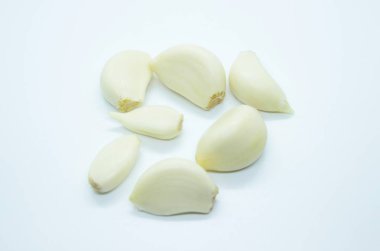 Sarımsak karanfil beyaz bir arka plan üzerinde yer almaktadır.