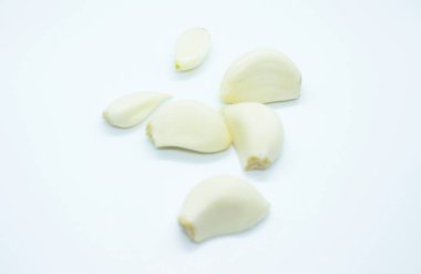 Sarımsak karanfil beyaz bir arka plan üzerinde yer almaktadır.