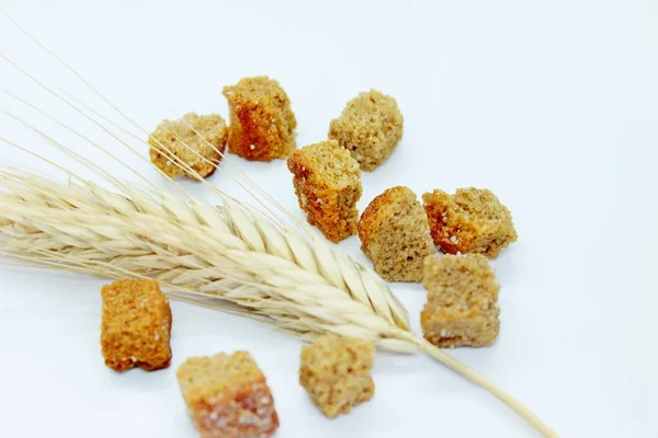 Rye crackers and rye spike located on a white background — Stock Photo, Image