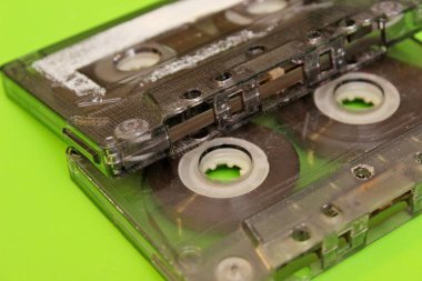 Yeşil arka plan üzerinde bulunan eski ses kasetleri