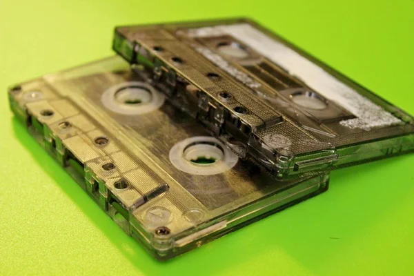 Alte Audiokassetten auf grünem Hintergrund — Stockfoto