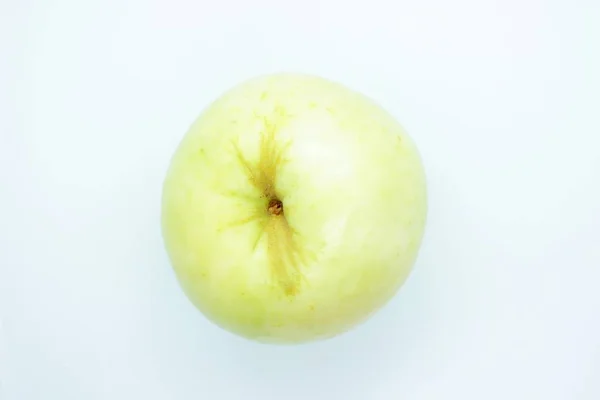 Manzana verde situada sobre un fondo blanco — Foto de Stock