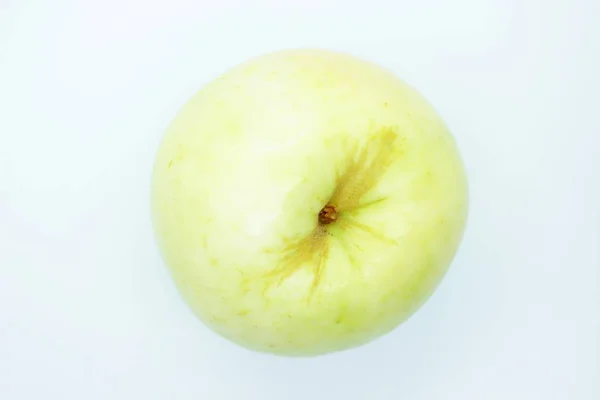 Manzana verde situada sobre un fondo blanco — Foto de Stock