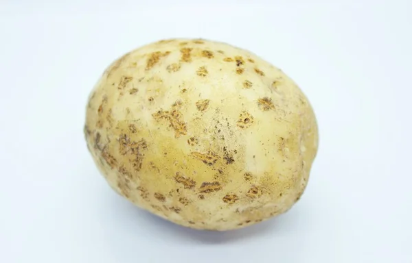 白い背景にある生の皮をむいたジャガイモ — ストック写真