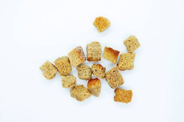 Beyaz arka planda bulunan çavdar krakerleri