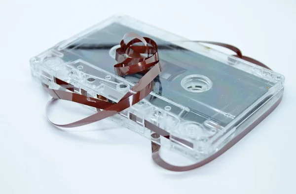 Cassete de áudio localizado em um fundo branco Imagem De Stock