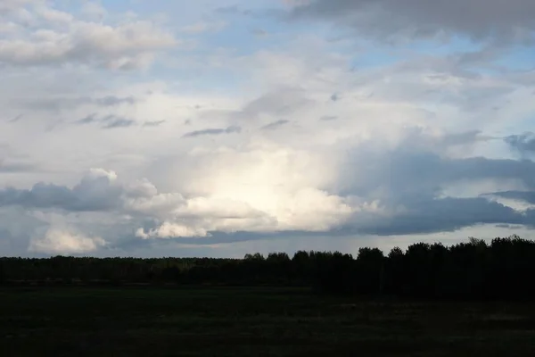 Голубое небо облачно с прояснениями — стоковое фото