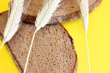 Beyaz arka planda iki parça çavdar ve çavdar konisi bulunur.