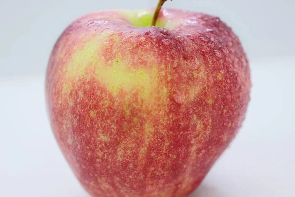 Vacker Mogen Röd Våt Äpple Ligger Vit Bakgrund — Stockfoto