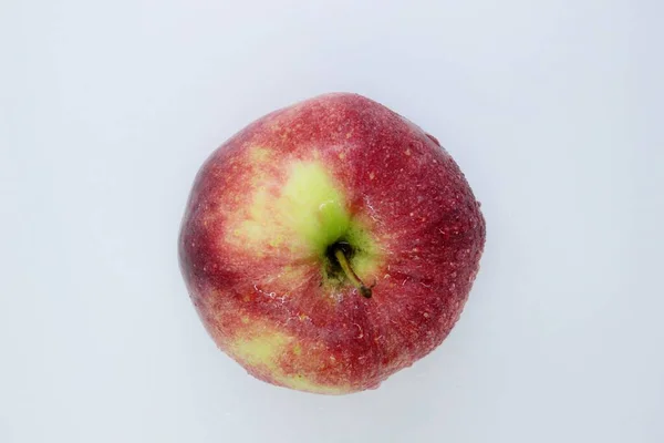 Piękne Dojrzałe Czerwone Mokre Jabłko Znajduje Się Białym Tle — Zdjęcie stockowe