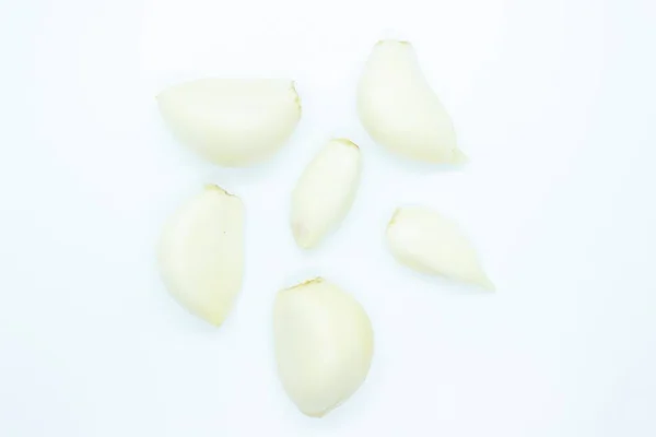 Beyaz arka planda soyulmuş sarımsak dişleri