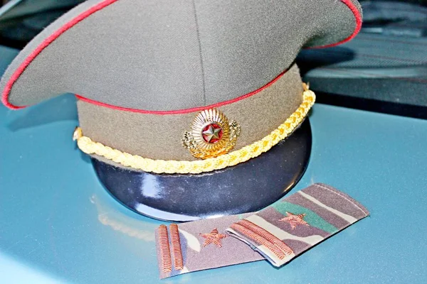 Rus ordusunun bir subayının yeşil başlığı ve kamuflajlı beneği.