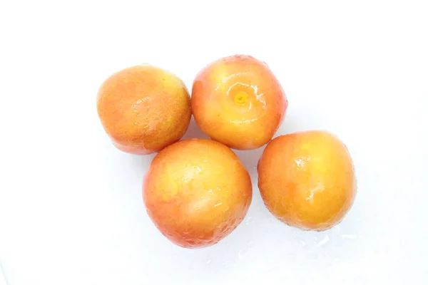 Ciruelas suculentas se encuentran sobre un fondo blanco fruta —  Fotos de Stock