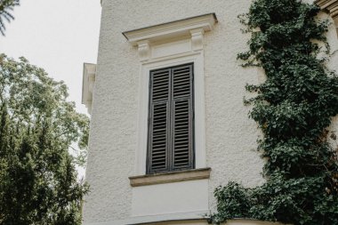 Eski bir bina cephe görünümü