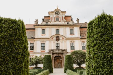 Eski bir bina cephe görünümü