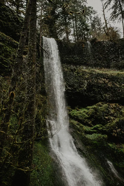 Waterval Rots Rots Van Trapsgewijze Water Spatten Rivier — Stockfoto