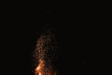 Yangın alevler ve şenlik ateşi kıvılcım karanlık gökyüzünde gece