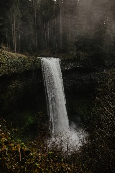 Cachoeira Fluindo Floresta Verde — Fotografia de Stock
