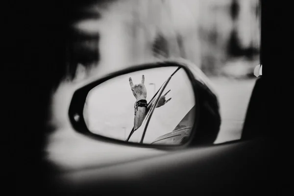 Hombre Feliz Carretera Mano Haciendo Señal Roca Por Ventana Coche — Foto de Stock