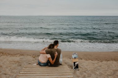 mutlu çift Sahilde yürüyüş aşık