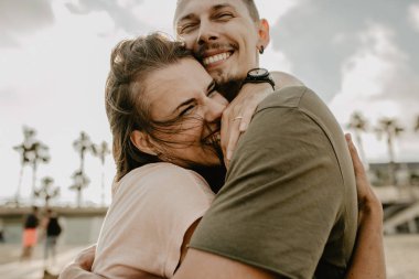 mutlu çift Sahilde yürüyüş aşık