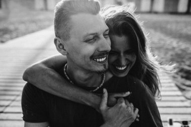 mutlu çift Sahilde yürüyüş aşık