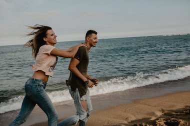 mutlu çift Sahilde yürüyüş aşık