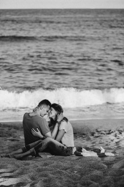 Kumsalda aşık mutlu bir çift