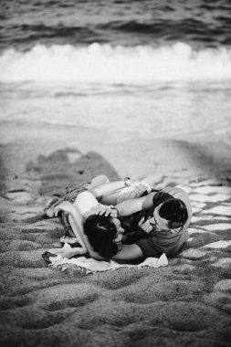Kumsalda aşık mutlu bir çift
