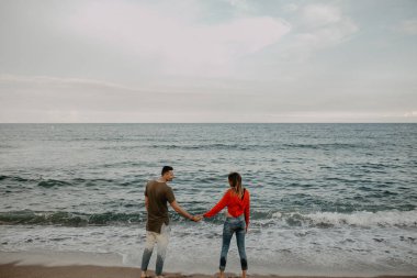 mutlu çift Sahilde yürüyüş aşık