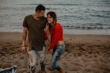 mutlu çift Sahilde yürüyüş aşık