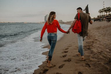 mutlu çift Sahilde yürüyüş aşık