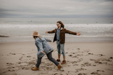 mutlu çift Sahilde yürüyüş aşık