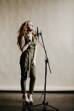 Güzel şarkı kız mikrofon Studio ile