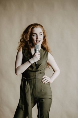 Güzel şarkı kız mikrofon Studio ile