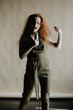 Güzel şarkı kız mikrofon Studio ile