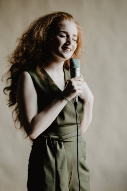Güzel şarkı kız mikrofon Studio ile