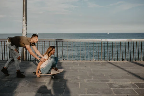 Glückliches Junges Paar Mit Skateboard Auf Der Stadtstraße Strandnähe — Stockfoto
