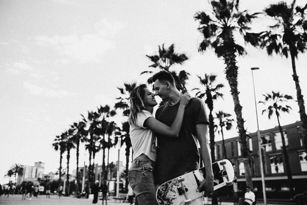 Heureux Jeune Couple Amuser Avec Skateboard Sur Rue Ville Près — Photo