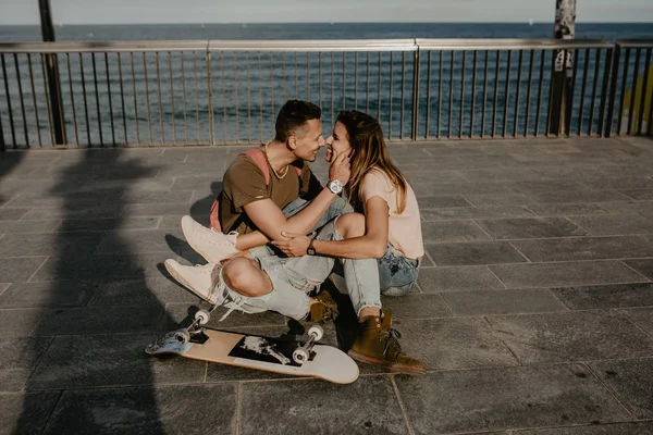 Happy Young Couple Having Fun Skateboard City Street Beach — Stock Photo, Image