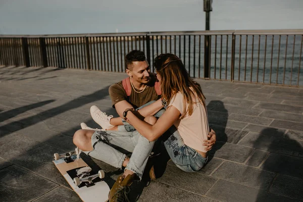 Glückliches Junges Paar Mit Skateboard Auf Der Stadtstraße Strandnähe — Stockfoto