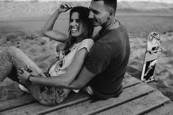 Couple Heureux Amoureux Marchant Sur Plage — Photo