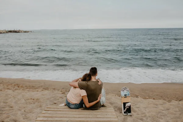 Coppia Felice Innamorata Passeggiare Sulla Spiaggia — Foto Stock