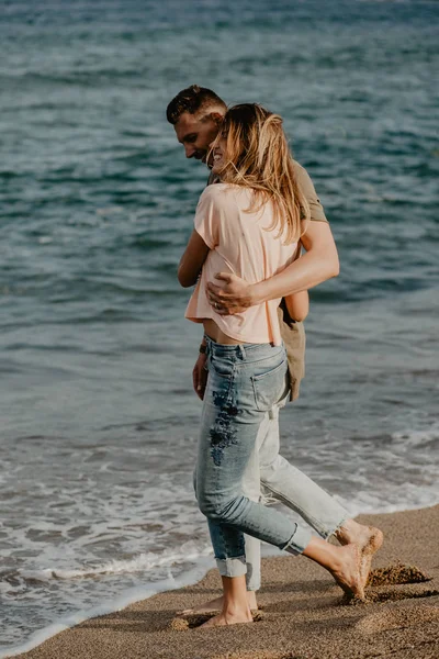 Happy Couple Love Walking Beach — Stock Photo, Image