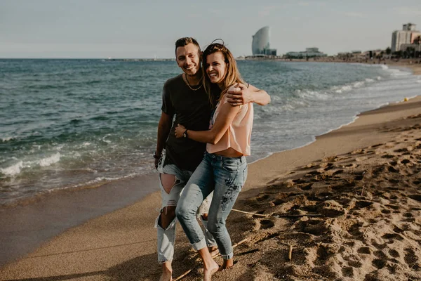 Gelukkige Paar Verliefd Wandelen Het Strand — Stockfoto